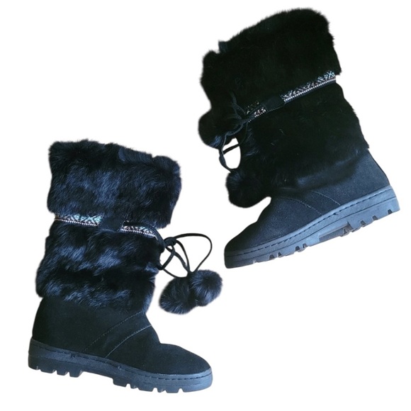 RARE Minnetonka Black Suede Fur Trim Winter Boots Pom Poms Boho  Size 8 RETIRED - Picture 1 of 7